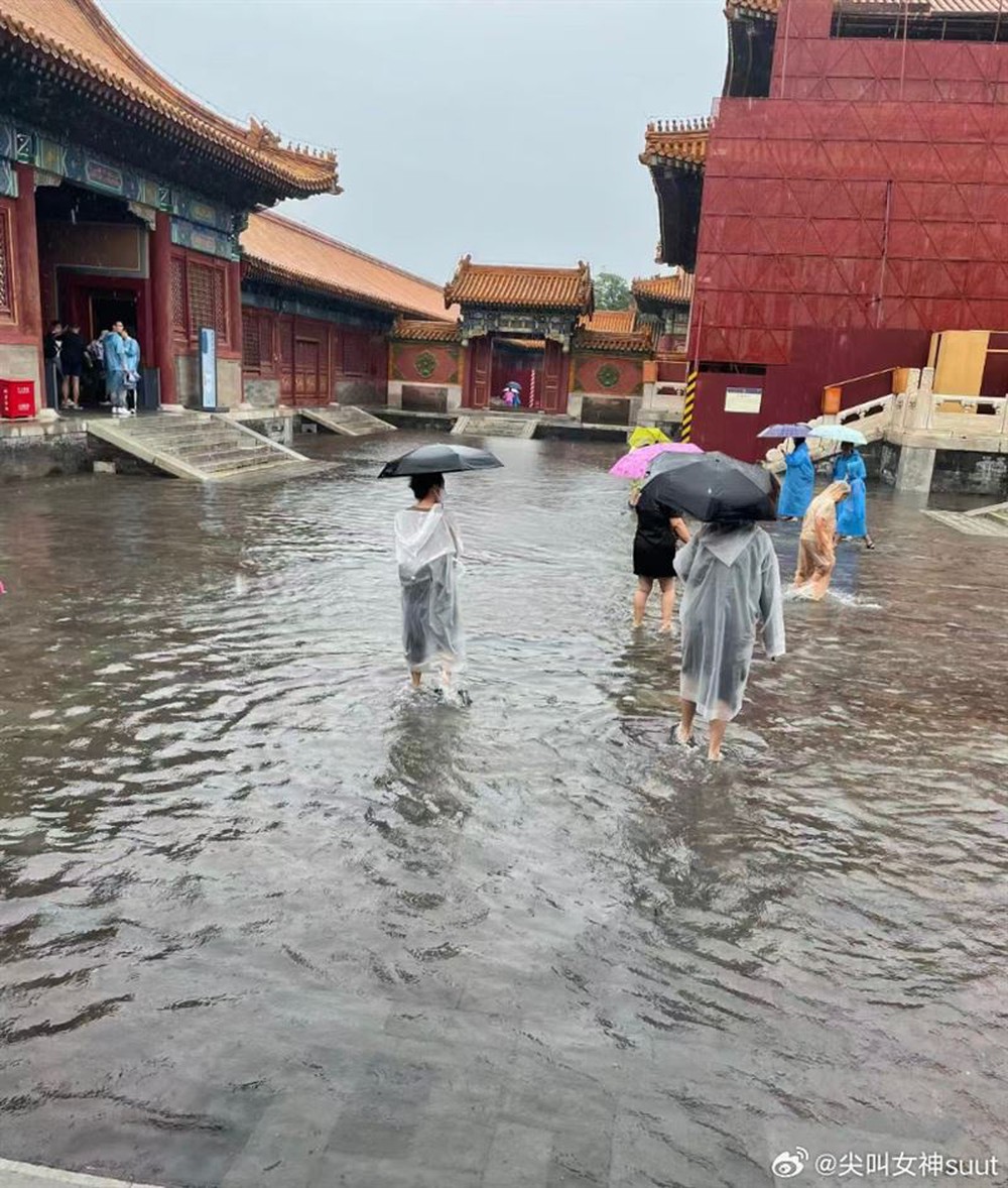 Mưa bão hoành hành khiến Cố cung Bắc Kinh xuất hiện cảnh tượng hiếm hoi: Tử Cấm Thành chưa từng ngập nước suốt 600 năm? - Ảnh 17.