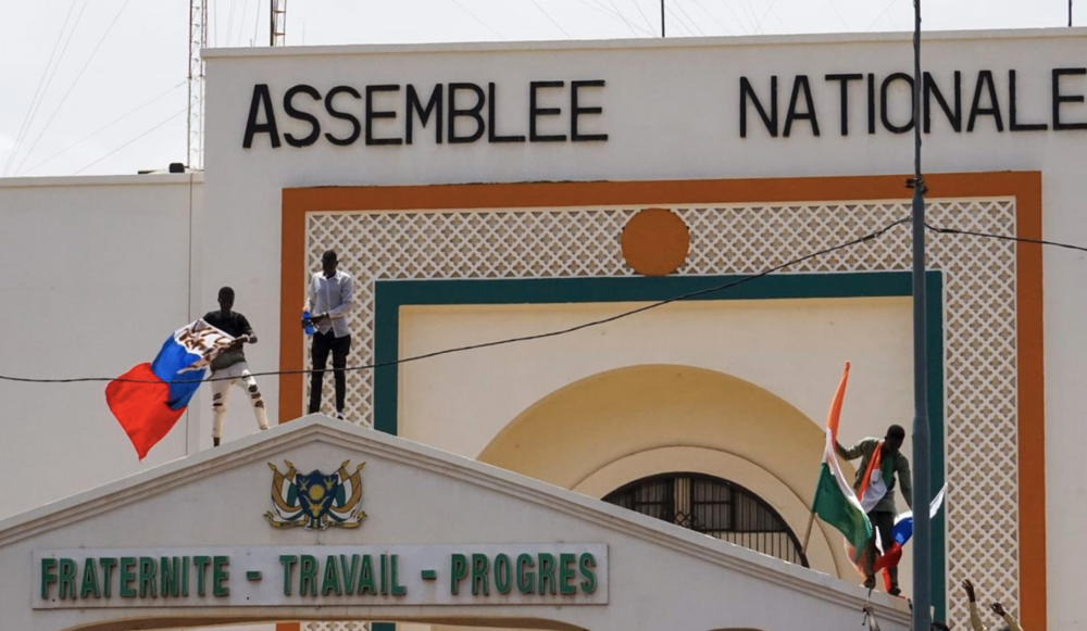 Hạn chót lãnh đạo đảo chính Niger phải từ bỏ quyền lực, ECOWAS có can thiệp quân sự? - Ảnh 2.