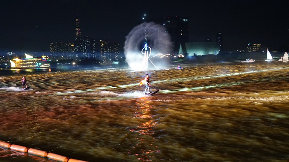 Mãn nhãn với màn biểu diễn Fly Board, ván phản lực trên sông Sài Gòn - Ảnh 2.