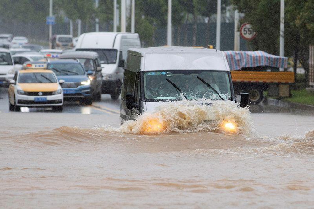 Mưa bão hoành hành khiến Cố cung Bắc Kinh xuất hiện cảnh tượng hiếm hoi: Tử Cấm Thành chưa từng ngập nước suốt 600 năm? - Ảnh 2.
