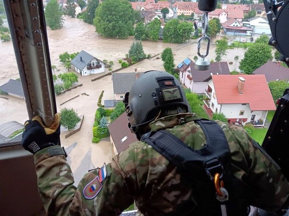 Chùm ảnh lũ lụt kinh hoàng ở Slovenia - Ảnh 9.