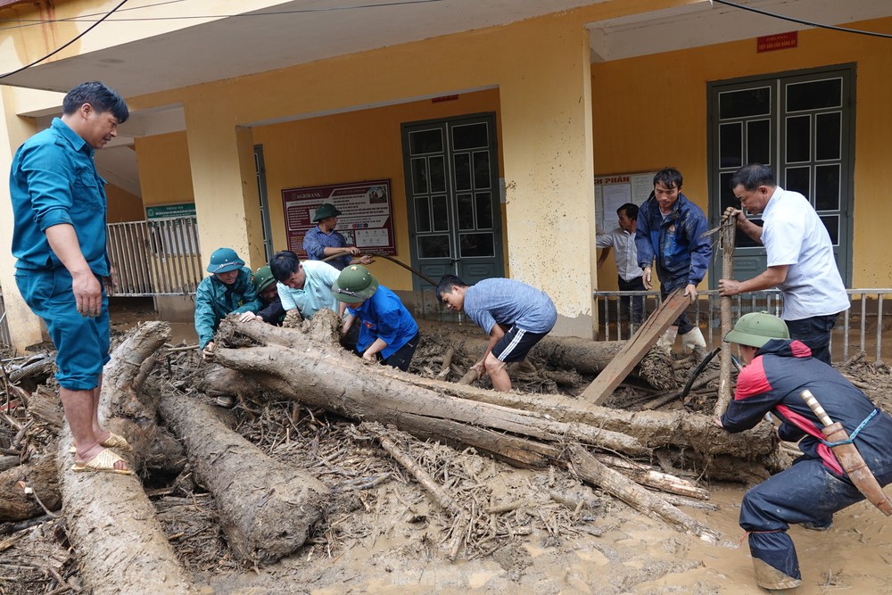 Cảnh nhà cửa bị lũ cuốn trôi, xe cộ bị chôn vùi dưới dòng nước xiết ở Yên Bái - Ảnh 9.