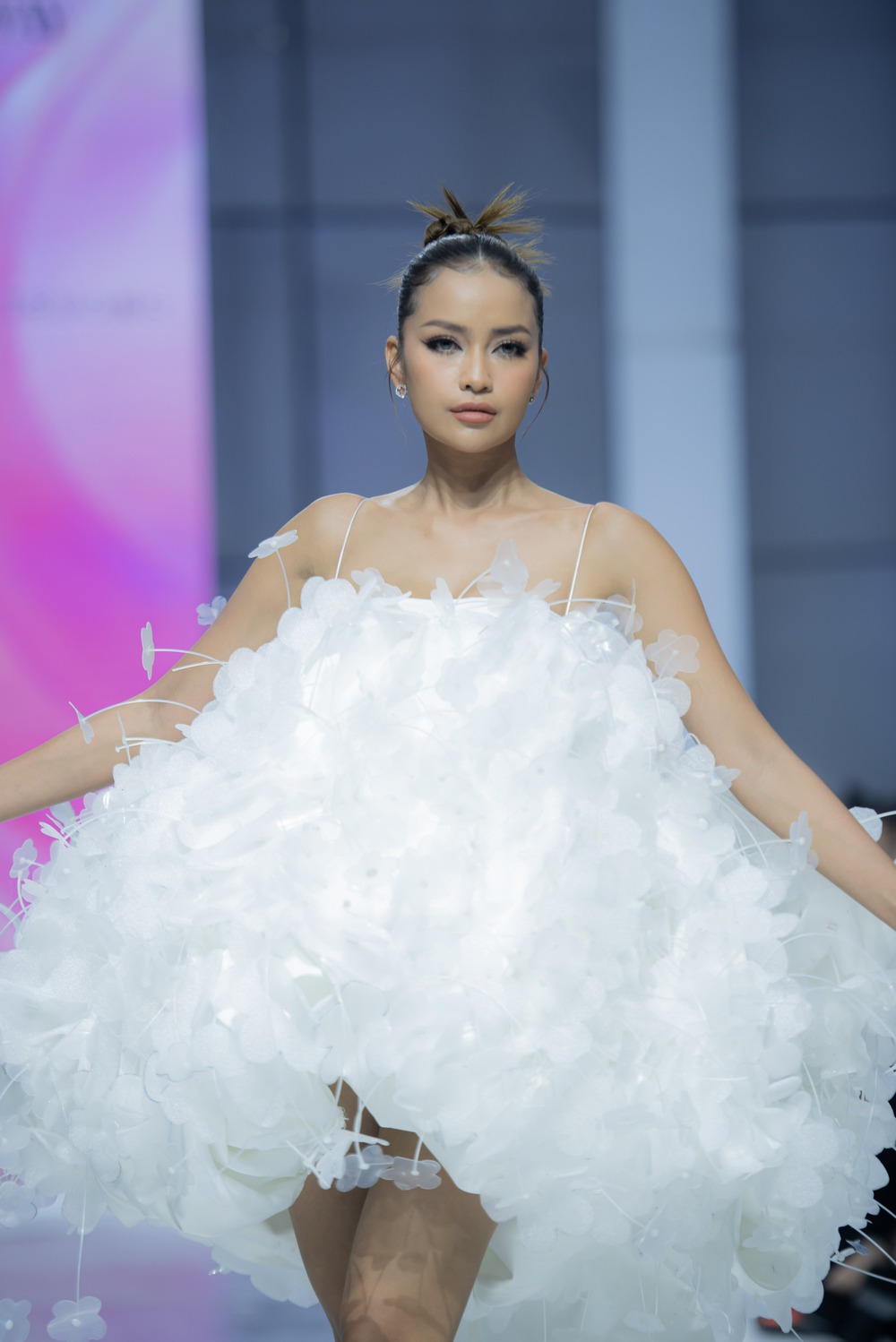 Hoa hậu Ngọc Châu, Hương Ly đọ sắc, catwalk cuốn hút - Ảnh 6.