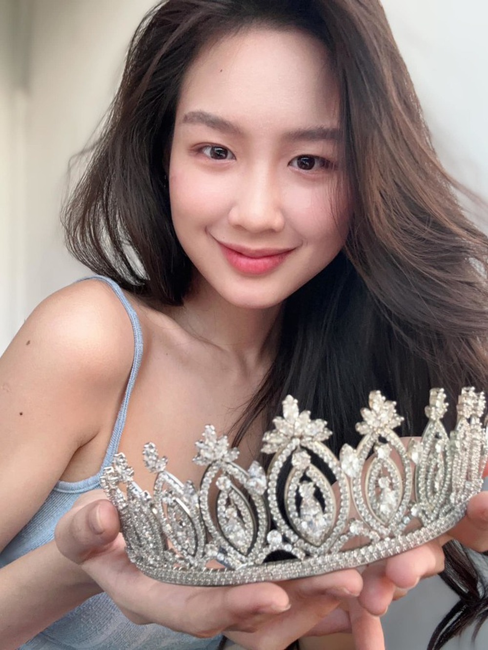 Nàng Hậu học cùng trường với Hoa hậu Ý Nhi được khen tiếng Anh tốt, có tư duy khi phát biểu tại workshop quốc tế