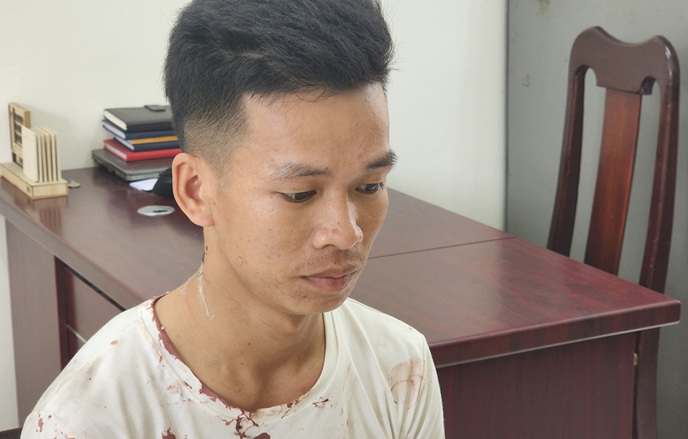 Ghen tuông, cầm dao đâm bạn gái rồi có ý định tự tử