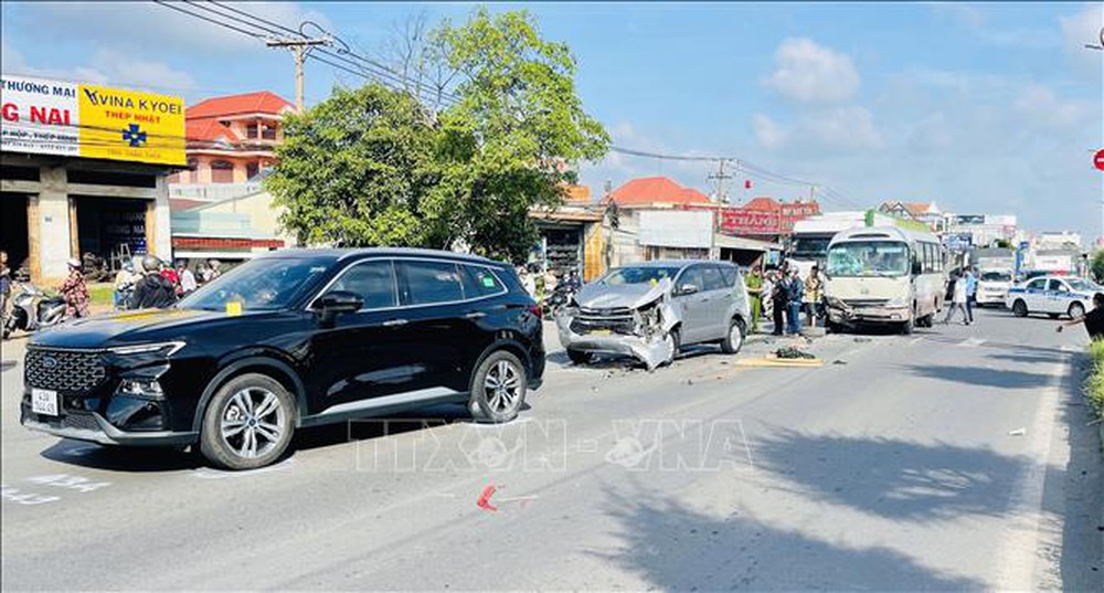 Tai nạn liên hoàn giữa ba ô tô khiến một người qua đường tử vong - Ảnh 1.