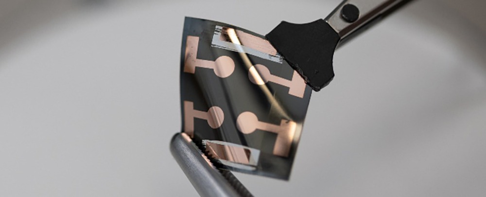Các nhà khoa học sáng chế ra pin mặt trời hai mặt sử dụng siêu vật liệu perovskite - Ảnh 2.