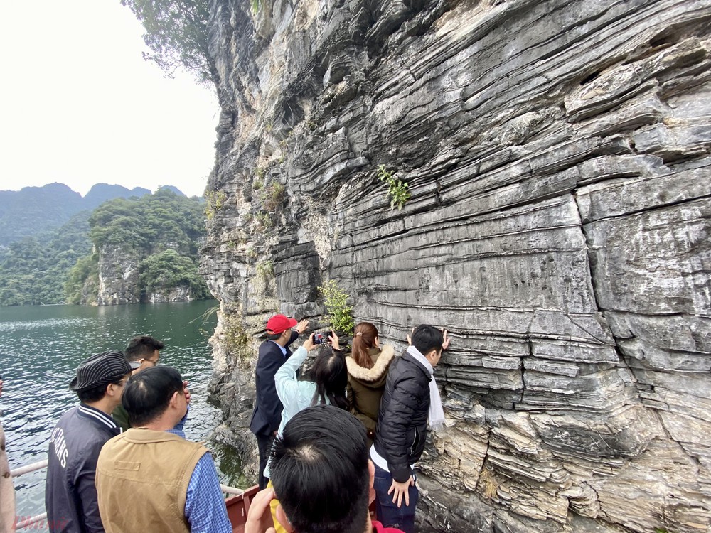 Phát hiện một Vịnh Hạ Long thu nhỏ ở vùng núi phía Bắc Việt Nam, du khách nhận xét có khung cảnh sơn thủy hữu tình - Ảnh 4.