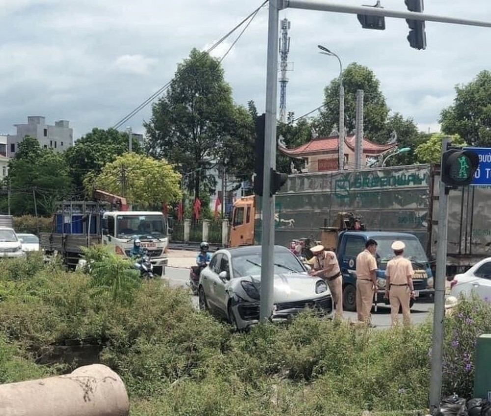 Xôn xao hiện trường vụ siêu xe Porsche gặp tai nạn bất ngờ ở Hưng Yên - Ảnh 3.