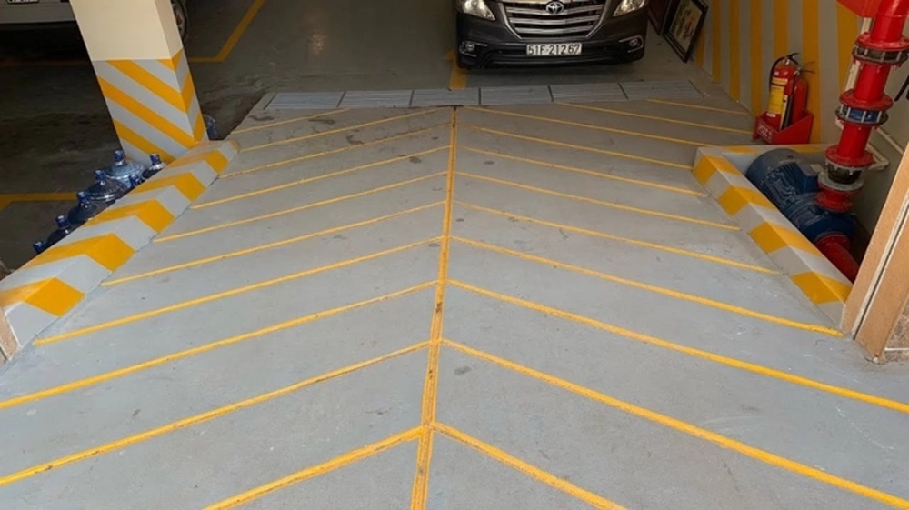 Kinh nghiệm chạy xe xuống dốc hầm đỗ ô tô an toàn - Ảnh 1. Kinh nghiệm chạy xe xuống dốc hầm đỗ ô tô an toàn - Ảnh 1.