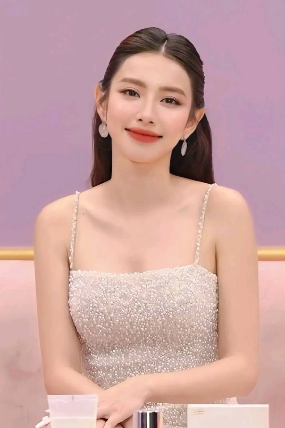 Nhan sắc gây sốt của Thùy Tiên trên sóng truyền hình, bắt góc nào cũng cuốn hút, ngọt ngào - Ảnh 3.