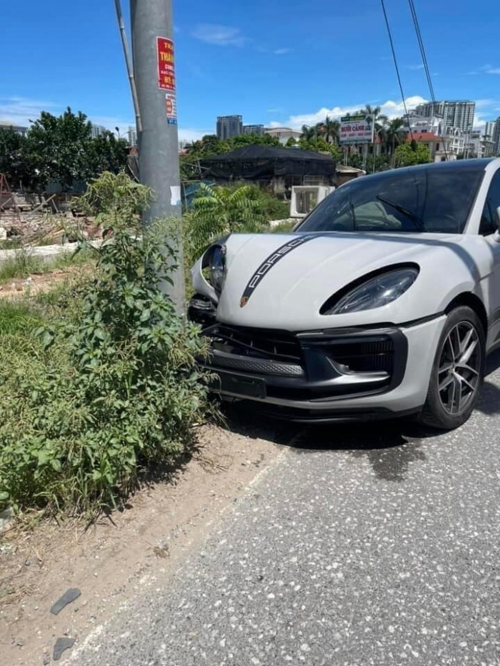 Xôn xao hiện trường vụ siêu xe Porsche gặp tai nạn bất ngờ ở Hưng Yên - Ảnh 1.