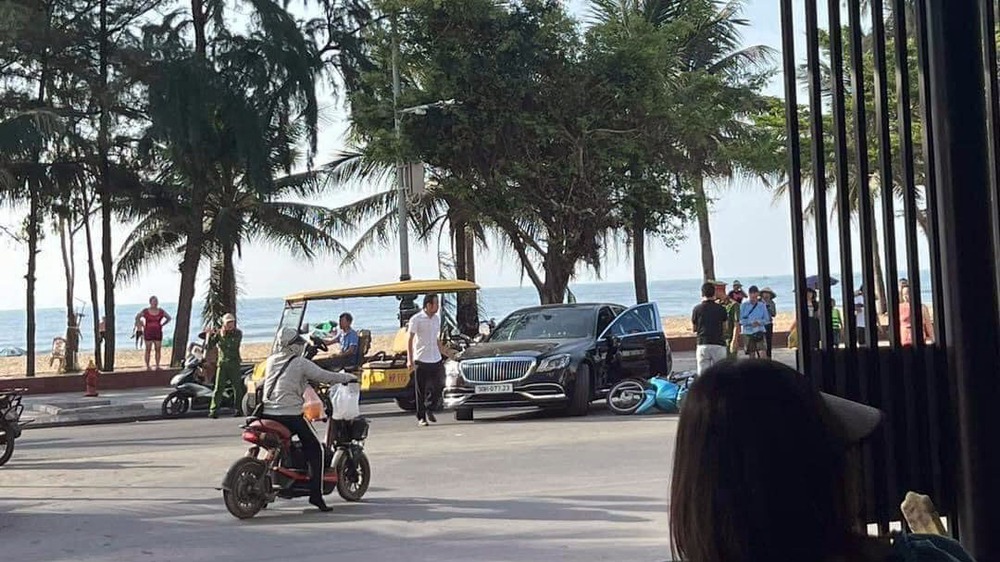 Đằng sau những bức ảnh TNGT: Quay đầu sang đường, Mercedes-Maybach S-class bị đâm gãy gương hậu - Ảnh 1.