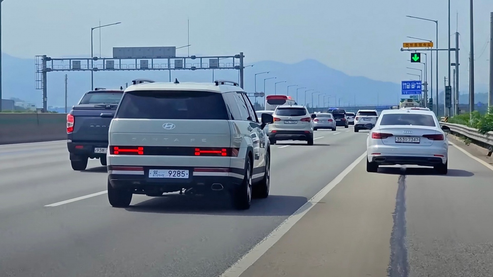 Hyundai Santa Fe 2024 lộ diện h&igrave;nh ảnh r&otilde; n&eacute;t tr&ecirc;n đường phố - Ảnh 3.