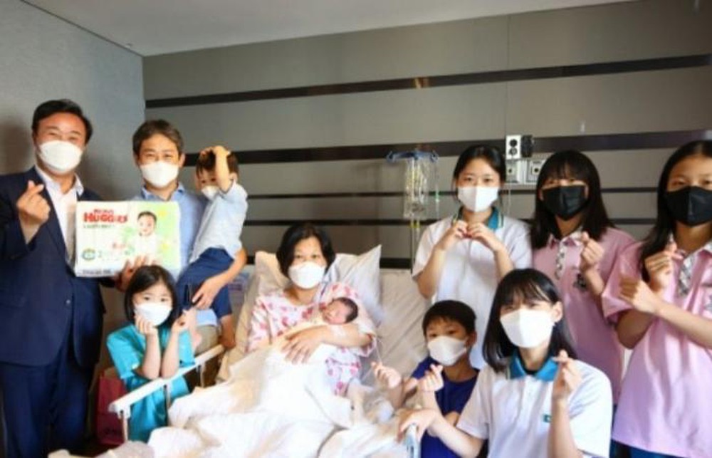 Bà mẹ U50 Hàn Quốc gây sốt khi hạ sinh con thứ 9, thị trưởng thành phố đích thân đến chúc mừng - Ảnh 3.