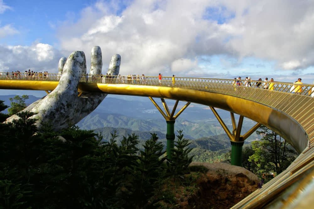 Cầu Vàng ở Đà Nẵng lọt top 14 cây cầu ngoạn mục nhất thế giới của Independent: Tuyệt tác giữa mây trời! - Ảnh 1.