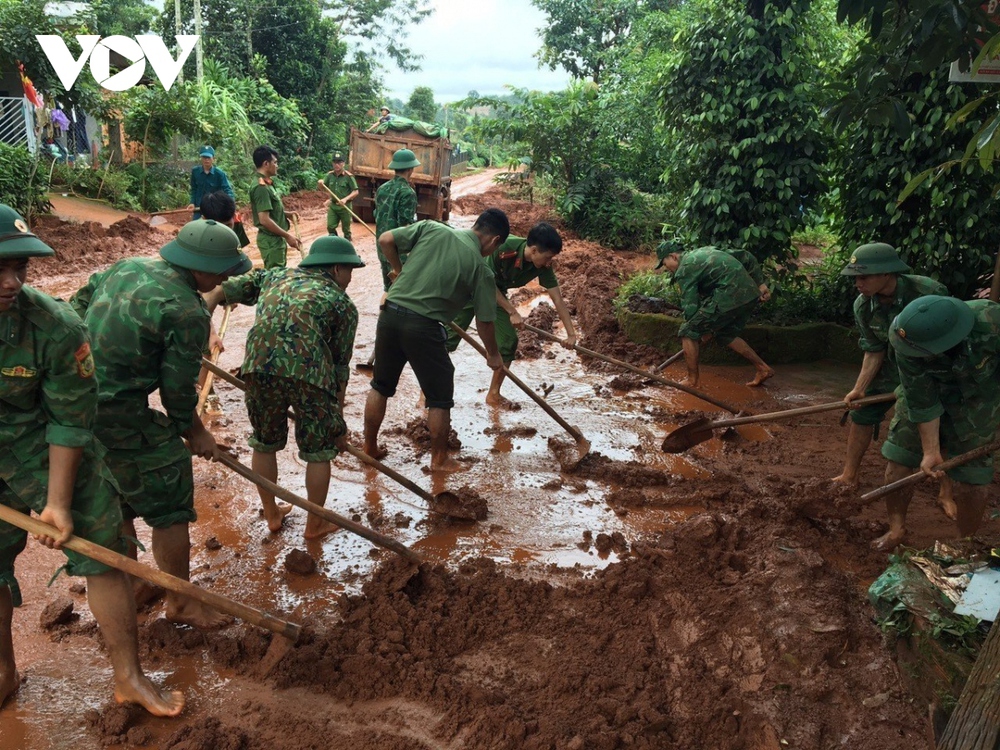 Ấm áp hình ảnh giúp dân Đắk Nông qua cơn ngập lụt, sạt lở đất - Ảnh 6.