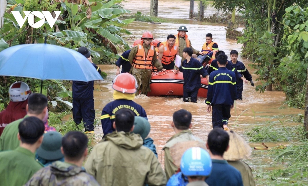 Ấm áp hình ảnh giúp dân Đắk Nông qua cơn ngập lụt, sạt lở đất - Ảnh 3.