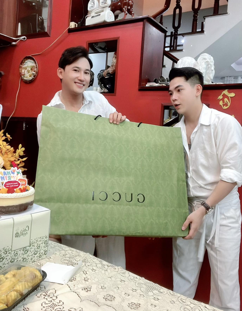 Sao nam Vbiz cùng người yêu đồng giới trước đám hỏi: Sở hữu biệt thự 3000m2, là bố bỉm của nhóc tỳ song sinh