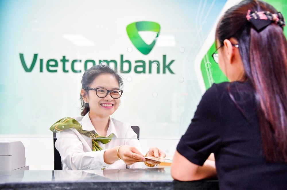 Từ 1/9 được vay ngân hàng này để trả nợ ngân hàng khác: Vietcombank mở màn cuộc đua hút khách, tuyên bố cho vay với lãi suất chỉ 6,9%/năm - Ảnh 1.