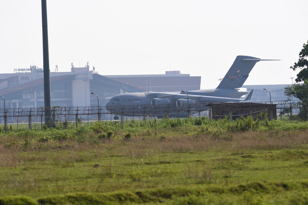 Cận cảnh siêu vận tải cơ C-17 Mỹ mở bụng, nhả hàng ở sân bay Nội Bài - Ảnh 3.