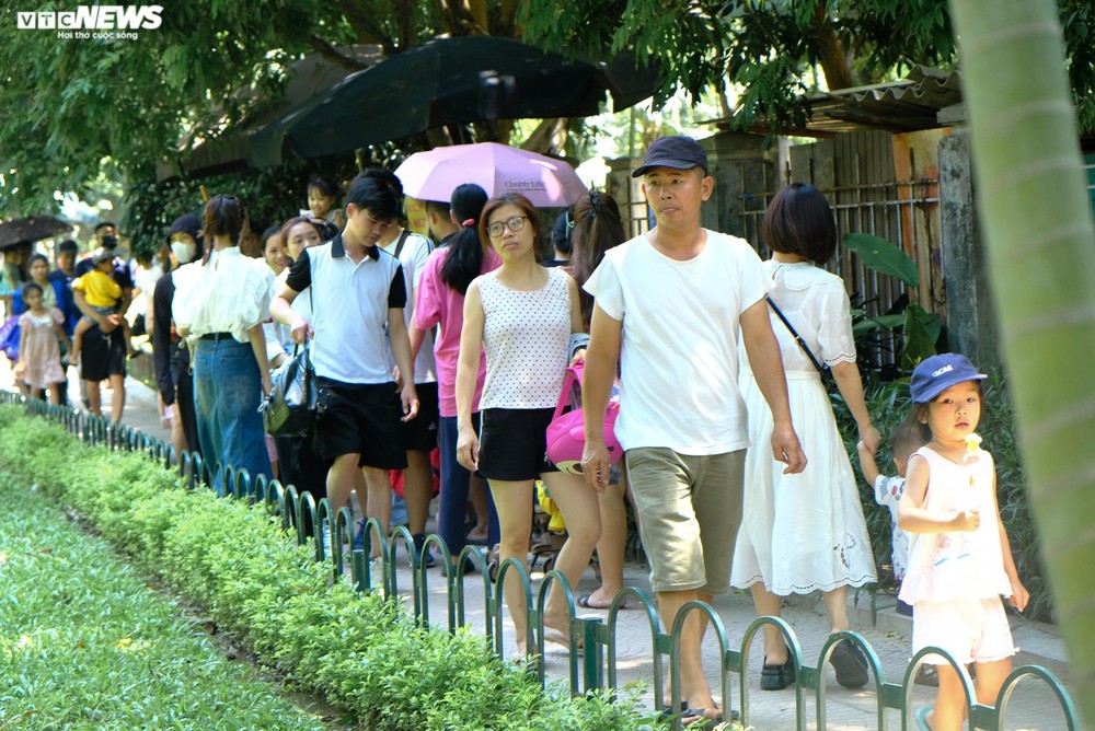 Phố trung tâm Hà Nội, Công viên Thủ Lệ đông nghẹt người đến vui chơi, chụp ảnh - Ảnh 17.