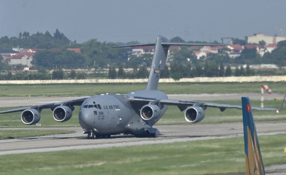 Cận cảnh siêu vận tải cơ C-17 Mỹ mở bụng, nhả hàng ở sân bay Nội Bài - Ảnh 2.