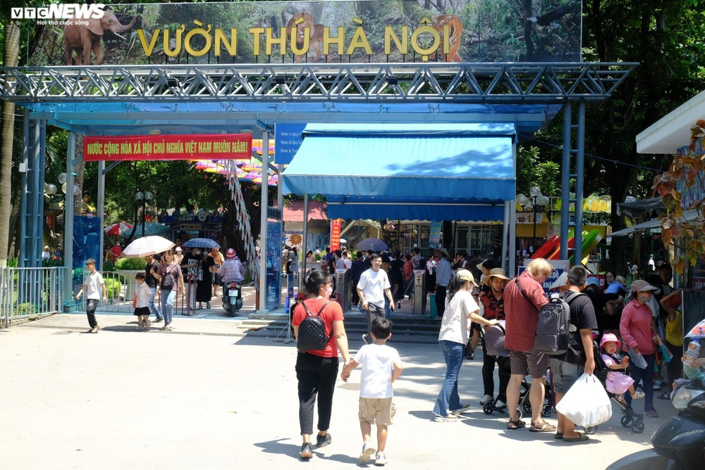 Phố trung tâm Hà Nội, Công viên Thủ Lệ đông nghẹt người đến vui chơi, chụp ảnh - Ảnh 16.