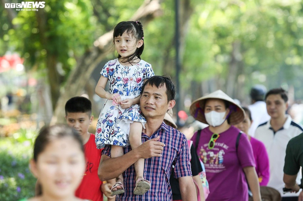 Phố trung tâm Hà Nội, Công viên Thủ Lệ đông nghẹt người đến vui chơi, chụp ảnh - Ảnh 15.