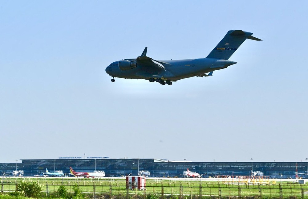 Cận cảnh siêu vận tải cơ C-17 Mỹ mở bụng, nhả hàng ở sân bay Nội Bài - Ảnh 1.