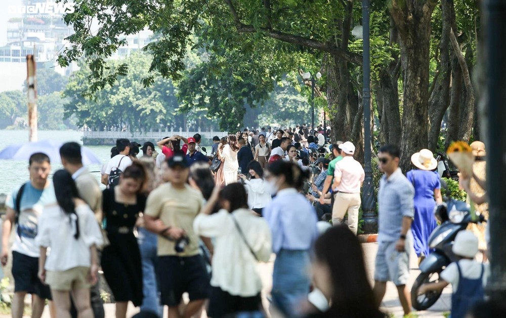 Phố trung tâm Hà Nội, Công viên Thủ Lệ đông nghẹt người đến vui chơi, chụp ảnh - Ảnh 11.