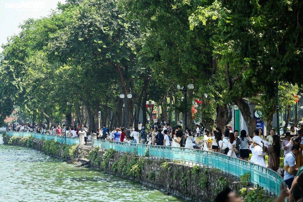 Phố trung tâm Hà Nội, Công viên Thủ Lệ đông nghẹt người đến vui chơi, chụp ảnh - Ảnh 10.