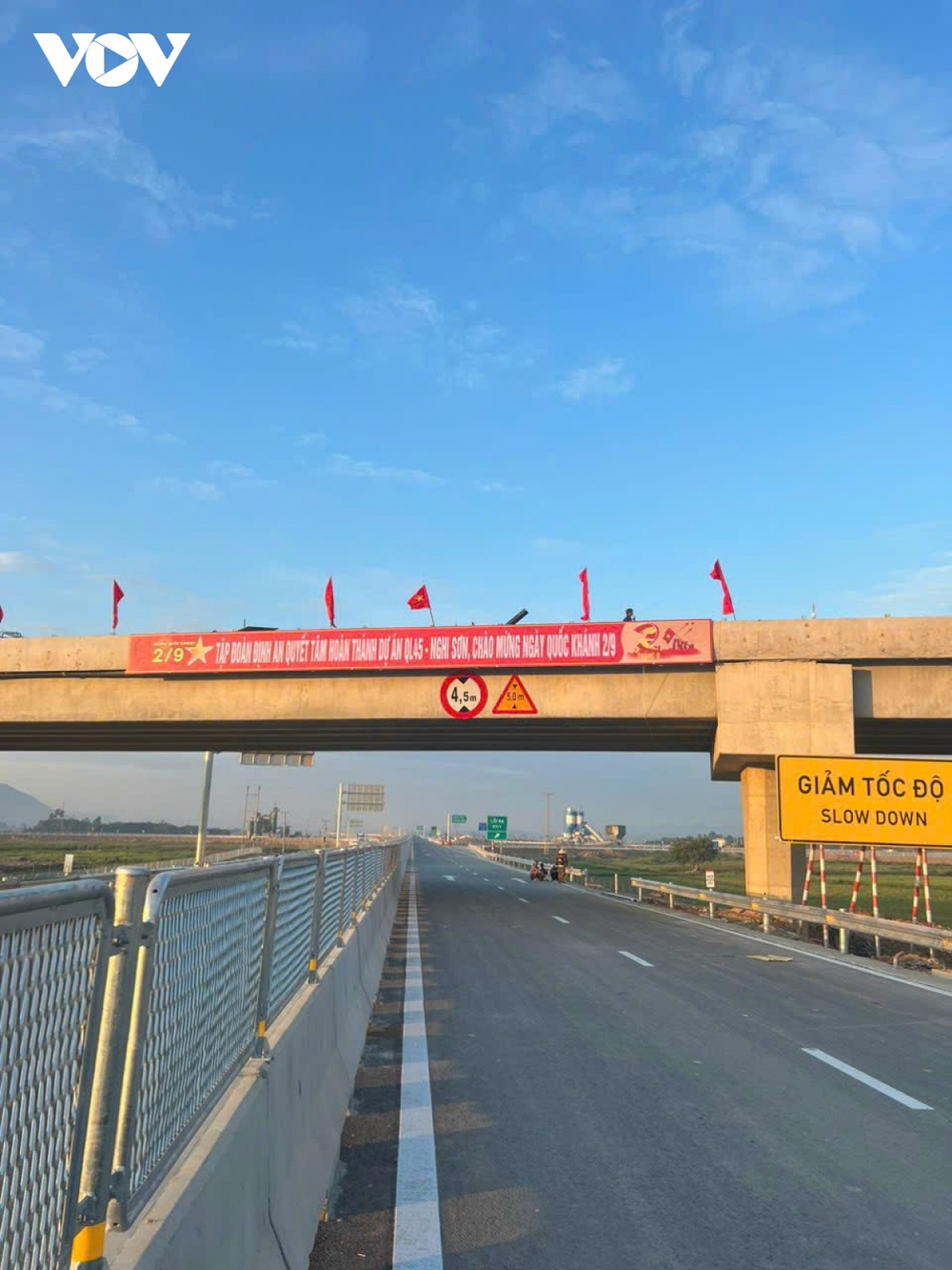 Ngày đầu thông tuyến cao tốc Quốc lộ 45 - Nghi Sơn và Nghi Sơn - Diễn Châu - Ảnh 9.