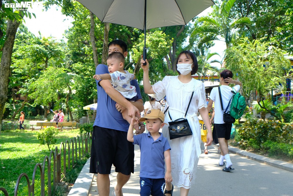 Phố trung tâm Hà Nội, Công viên Thủ Lệ đông nghẹt người đến vui chơi, chụp ảnh - Ảnh 27.