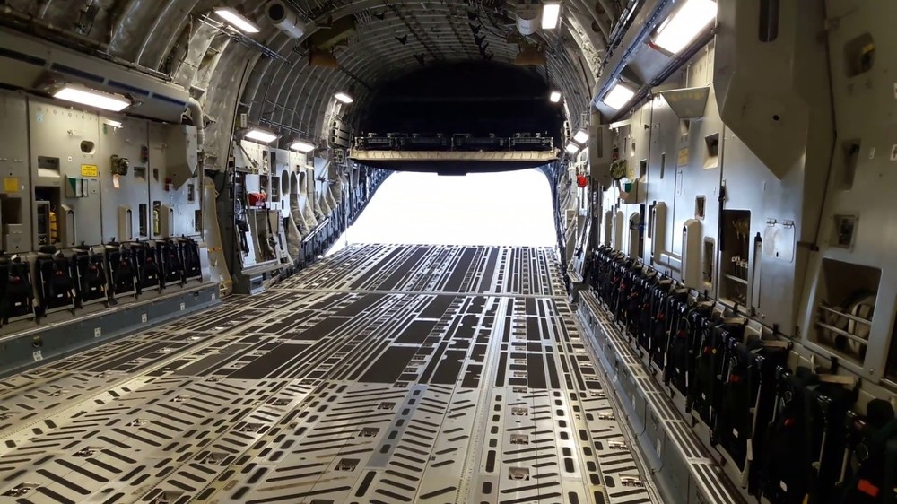 ‘Ngựa thồ’ C-17 Globemaster III vừa đến Hà Nội uy lực thế nào? - Ảnh 8.