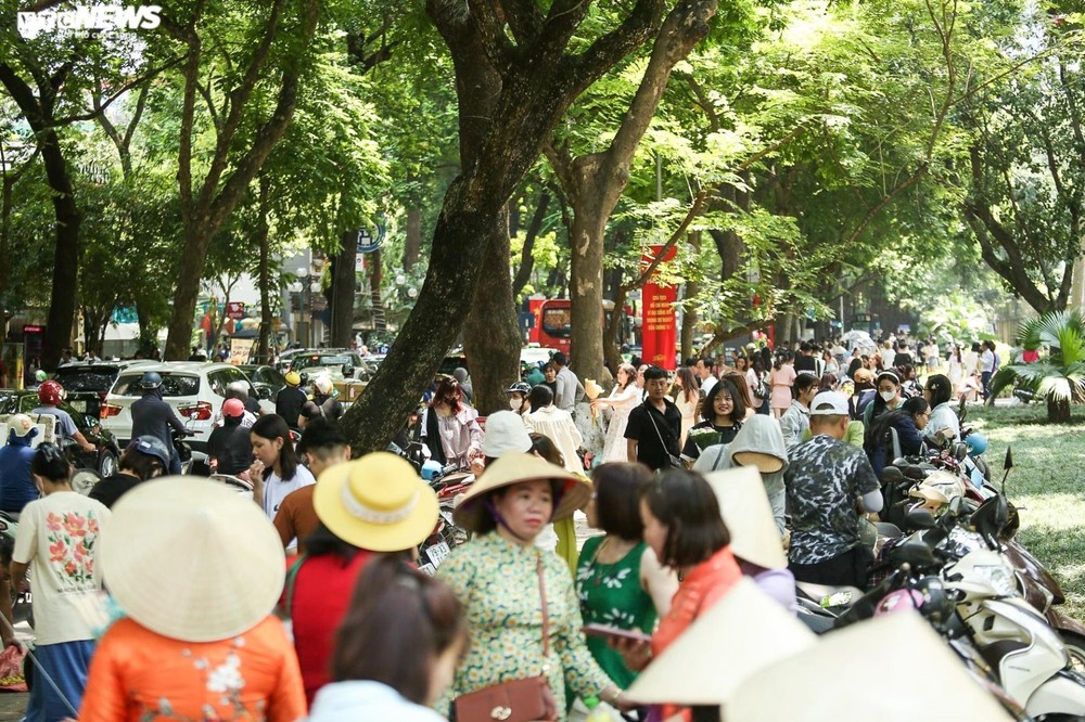 Phố trung tâm Hà Nội, Công viên Thủ Lệ đông nghẹt người đến vui chơi, chụp ảnh - Ảnh 8.