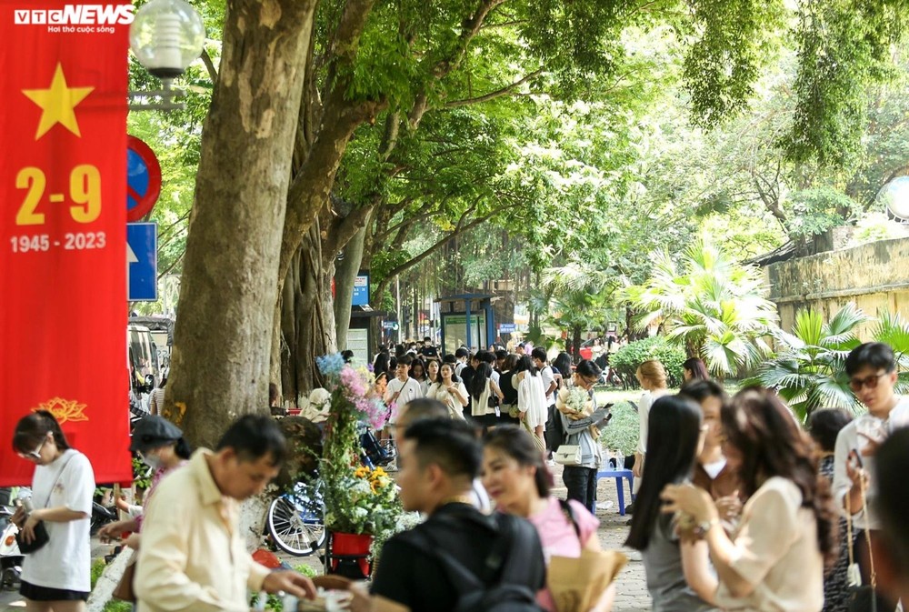 Phố trung tâm Hà Nội, Công viên Thủ Lệ đông nghẹt người đến vui chơi, chụp ảnh - Ảnh 7.