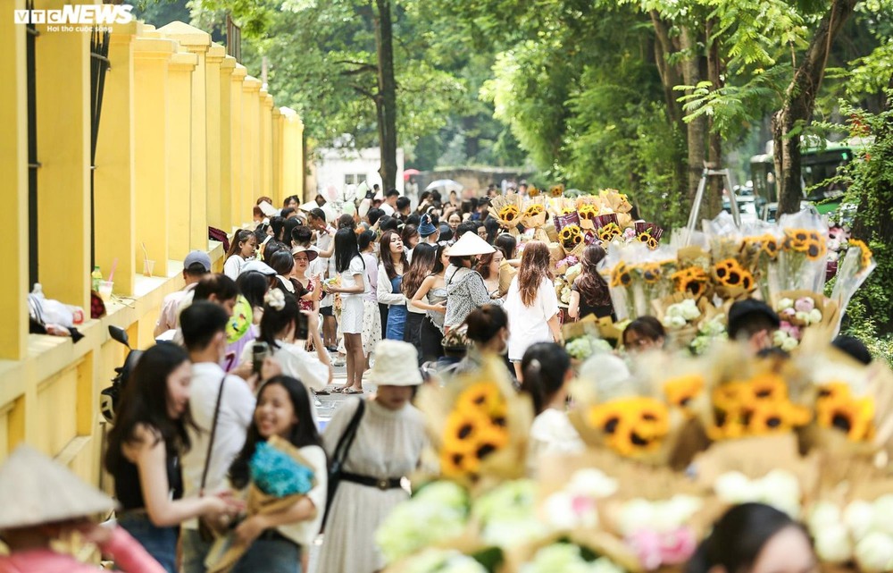 Phố trung tâm Hà Nội, Công viên Thủ Lệ đông nghẹt người đến vui chơi, chụp ảnh - Ảnh 1.