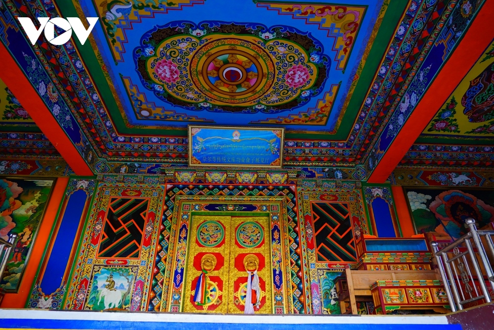 Độc đáo ngôi chùa Tạng cheo leo trên vách núi ở Thanh Hải (Trung Quốc) - Ảnh 5.