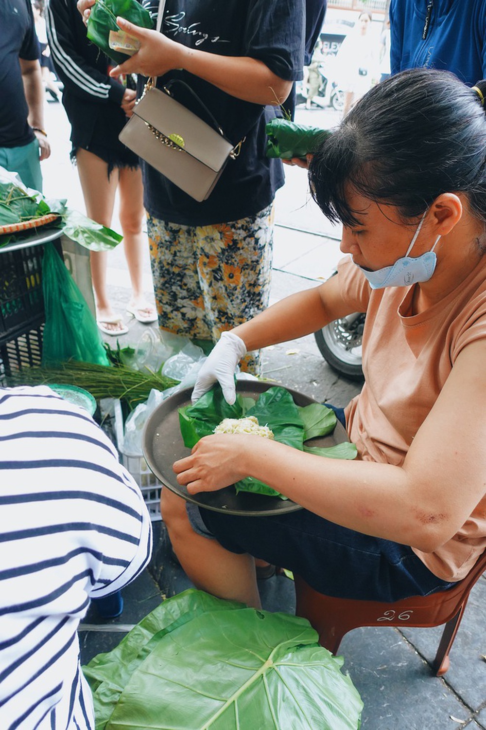 Giới trẻ Hà Nội rủ nhau “bắt trend mùa thu” rần rần trên khu phố Nhà Thờ