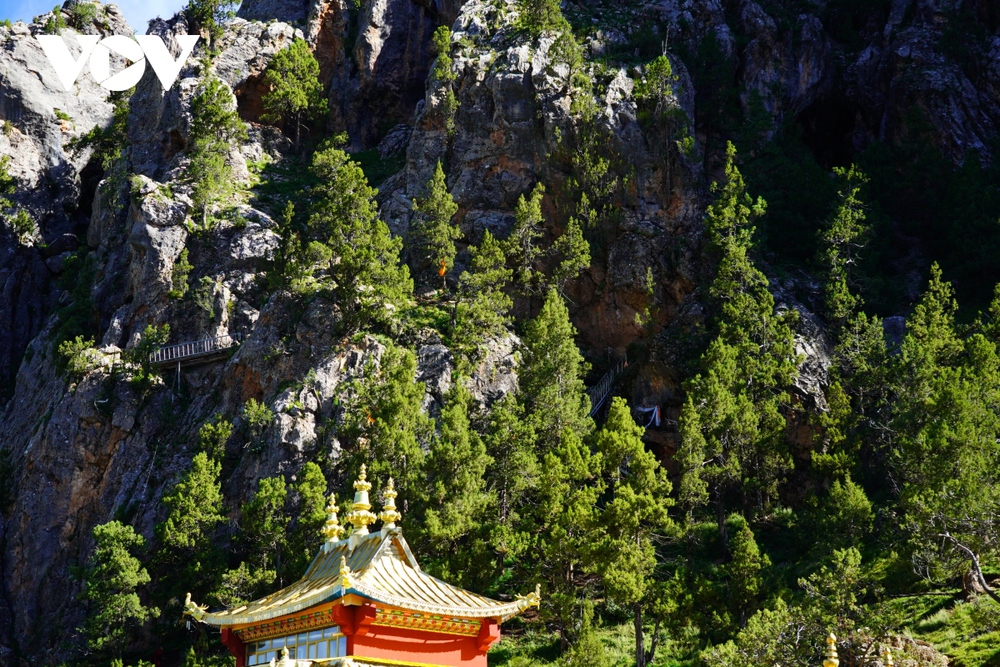 Độc đáo ngôi chùa Tạng cheo leo trên vách núi ở Thanh Hải (Trung Quốc) - Ảnh 1.