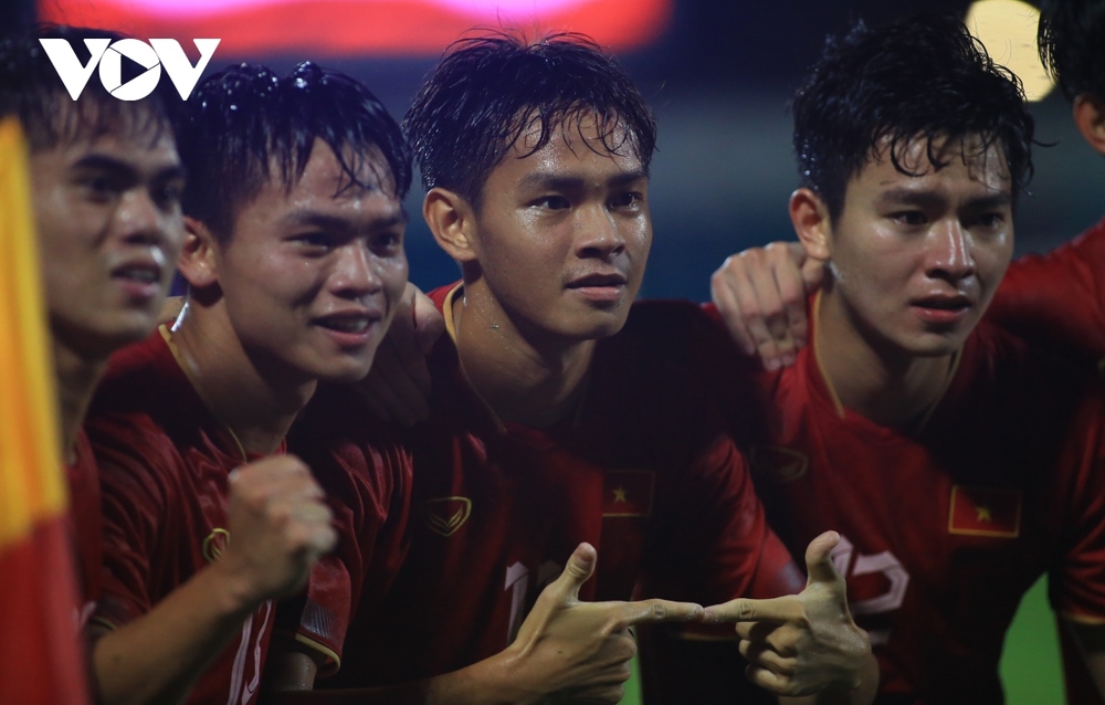 HLV Troussier đội mưa chỉ đạo trong ngày U23 Việt Nam đoạt vé dự VCK châu Á - Ảnh 6.