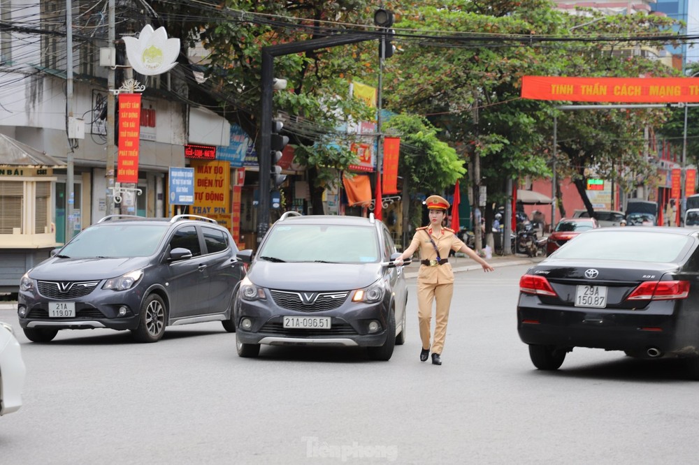 Nhan sắc vạn người mê của những nữ cảnh sát phân luồng giao thông giờ cao điểm ở Yên Bái - Ảnh 7.