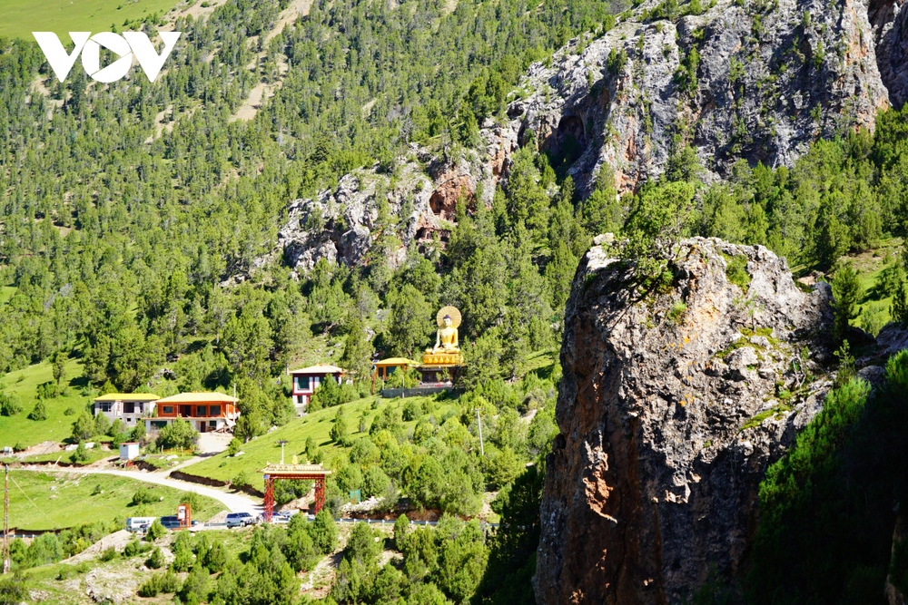 Độc đáo ngôi chùa Tạng cheo leo trên vách núi ở Thanh Hải (Trung Quốc) - Ảnh 19.