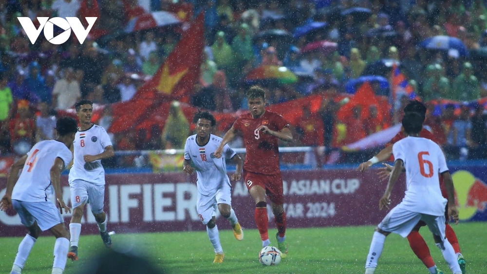 HLV Troussier đội mưa chỉ đạo trong ngày U23 Việt Nam đoạt vé dự VCK châu Á - Ảnh 1.