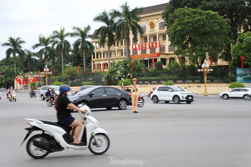 Nhan sắc vạn người mê của những nữ cảnh sát phân luồng giao thông giờ cao điểm ở Yên Bái - Ảnh 2.