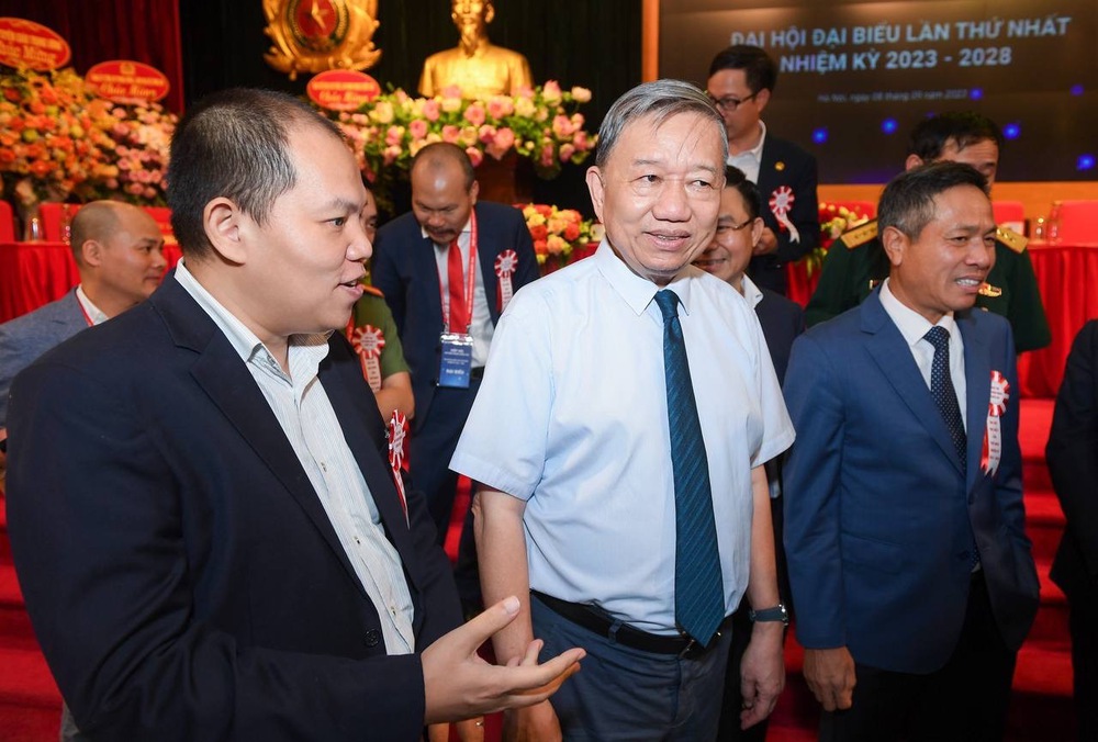
Anh Vương Vũ Thắng trò chuyện cùng Bộ trưởng Bộ Công an Tô Lâm trong Đại hội: Việt Hùng
