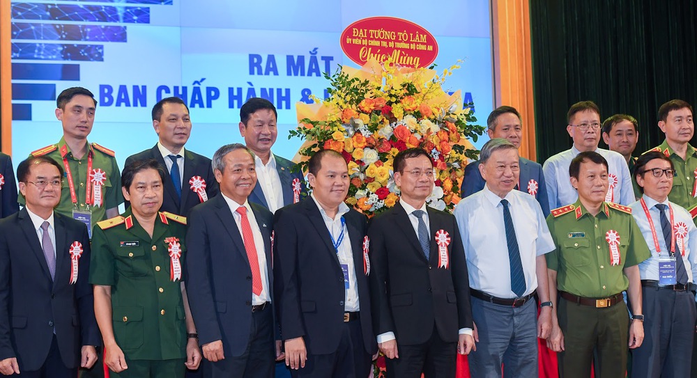 
Ban chấp hành Hiệp hội An ninh mạng Quốc gia ra mắt, chụp ảnh cùng lãnh đạo Bộ Công an, Bộ Thông tin và truyền thông…Ảnh: Việt Hùng

