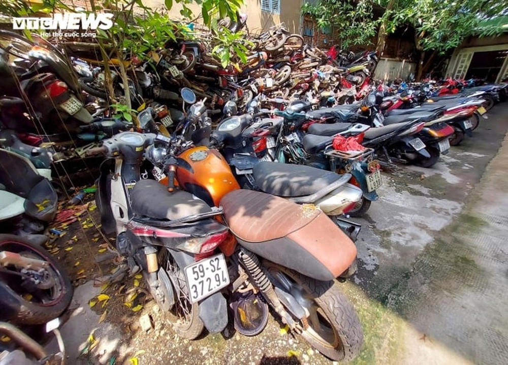 Nghìn xe máy bị ‘bỏ quên’, chất đống ở sân bay Tân Sơn Nhất và Bến xe Miền Đông - Ảnh 11.