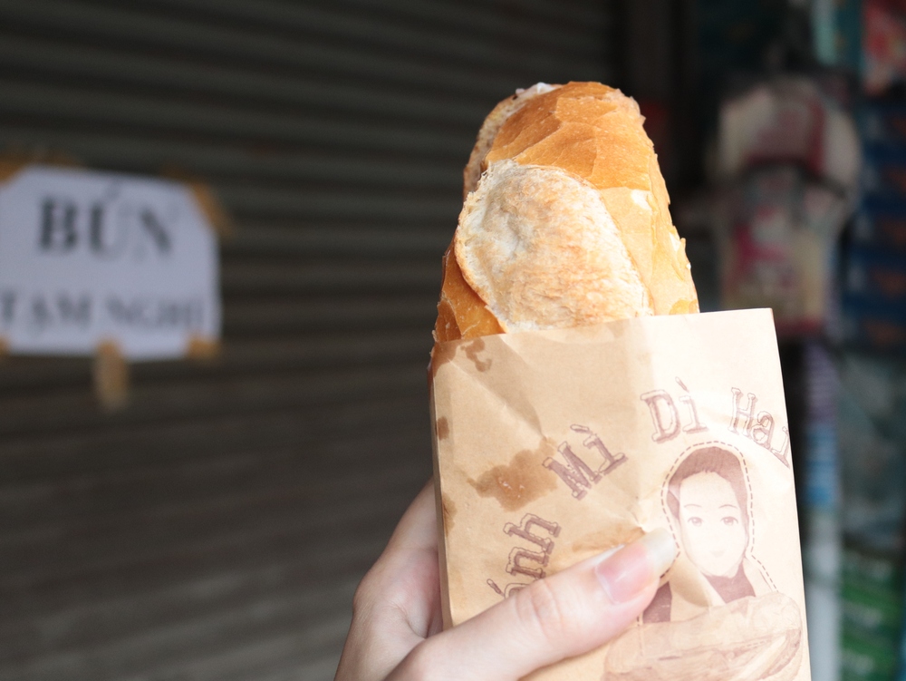Dì Hai Lành bán bánh mì vỉa hè mua được 9 căn nhà, dựng vợ gả chồng cho các em